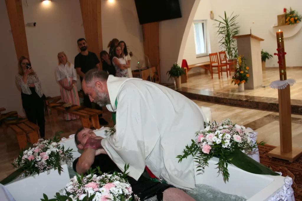 chrzest wodny katechumena Tymoteusza chrzest przez zanurzenie Ognisko MiÅ‚oÅ›ci Å�opoczno foto 5