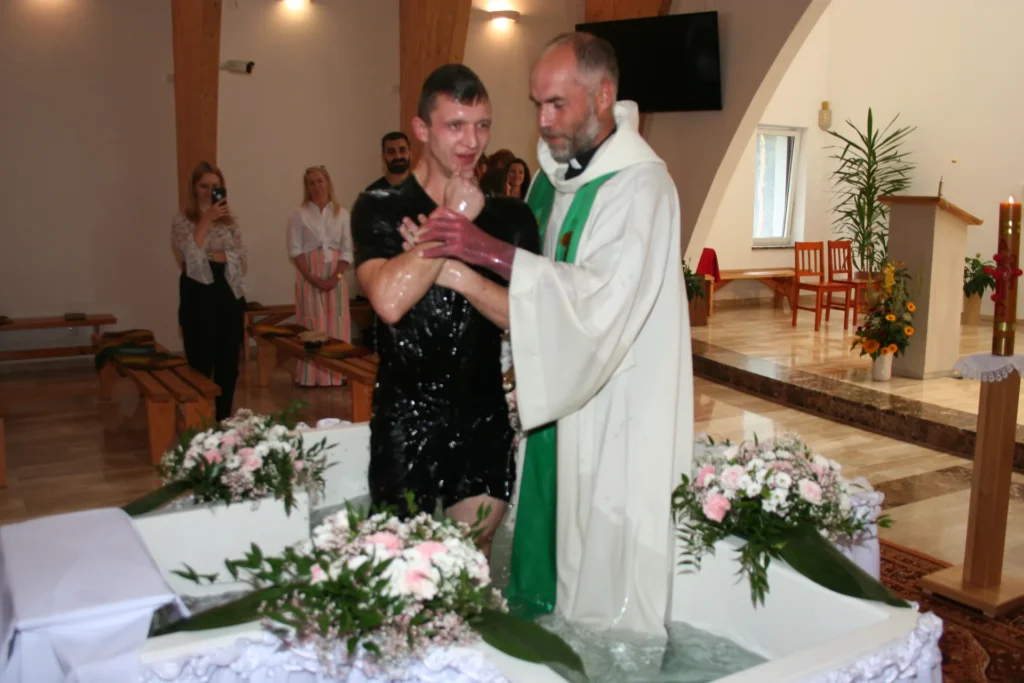 chrzest wodny katechumena Tymoteusza chrzest przez zanurzenie Ognisko MiÅ‚oÅ›ci Å�opoczno foto 6